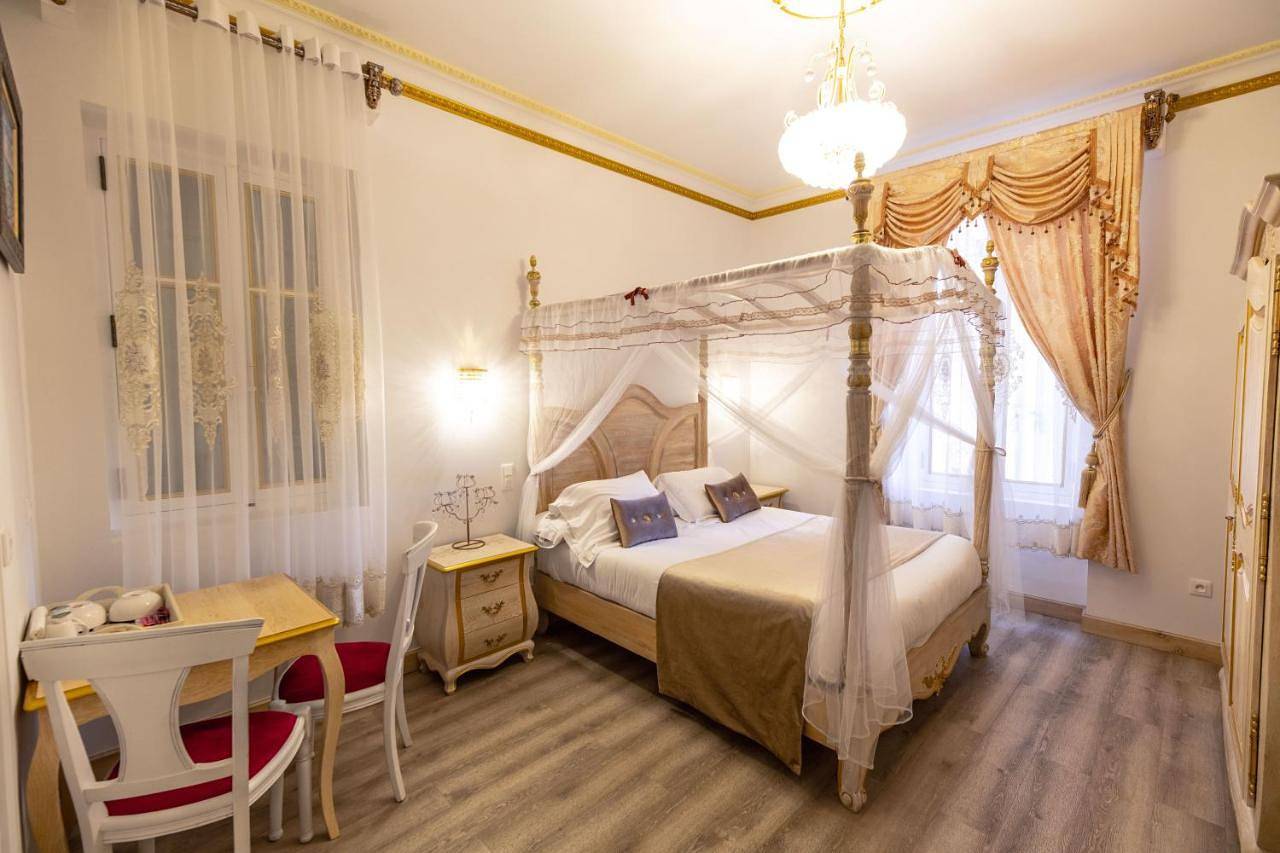 Chambre a Baldaquin Maison de L'Église Du couvent in Narbonne, Côte méditerranéenne (France)
