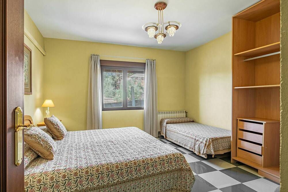 Stunning private villa with Wifi, hot tub, A/C, private pool, Tv, patio and pets allowed in Baena, Córdoba Province