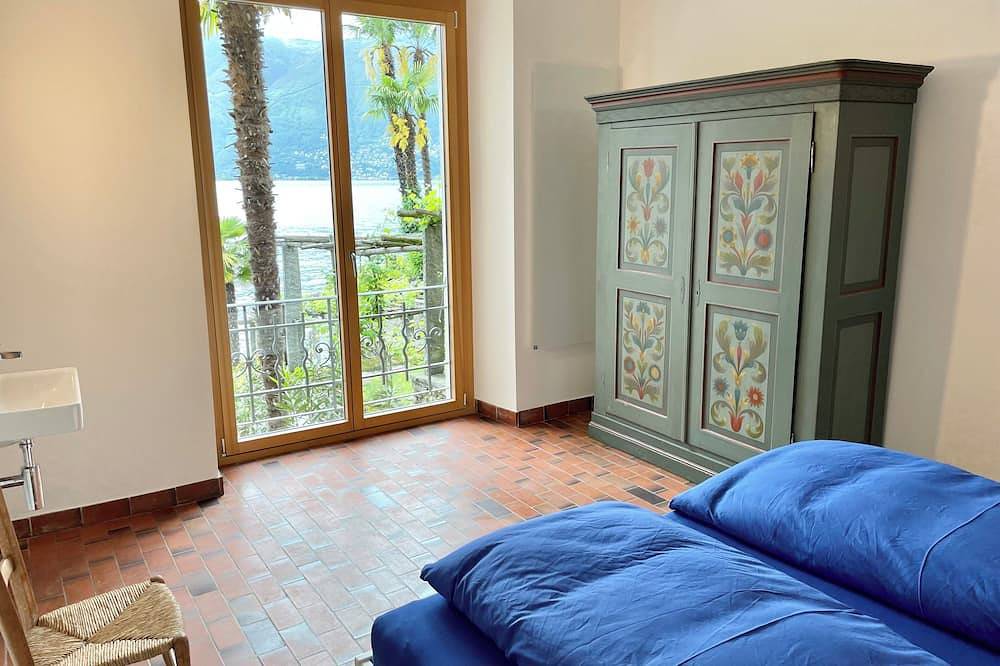 Ganze Wohnung, Ferienwohnung mit herrlicher Panoramablick und ein Badestrand direkt vor der Tür in Gambarogno, Lago Maggiore (Schweiz)