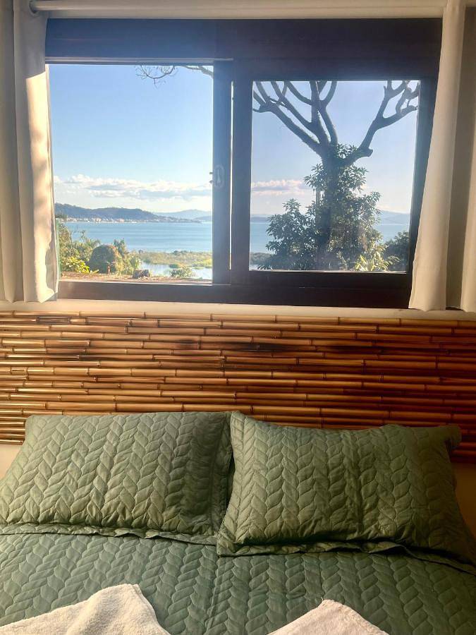 Casas e apartamentos de temporada para 3 pessoas, com vista e vista para o lago e ainda terraço, com animais de estimação em Cachoeira do Bom Jesus