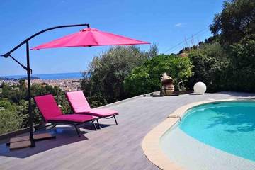 Villa pour 4 personnes, avec piscine ainsi que jardin et vue dans les Alpes maritimes