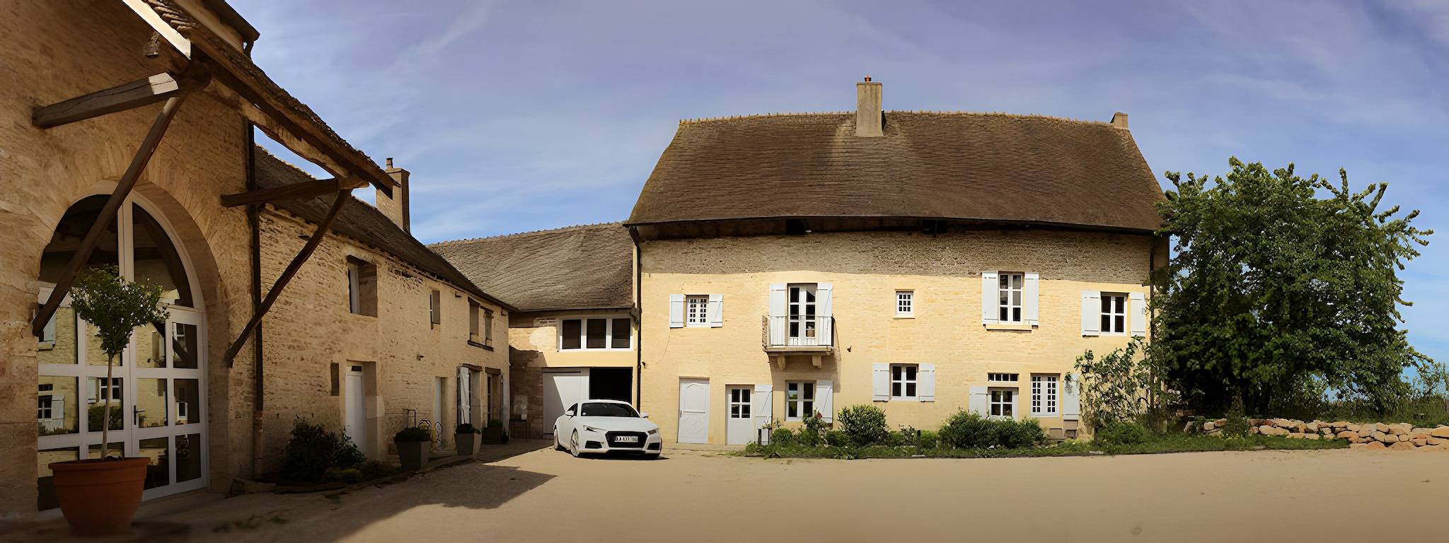 Chambre d'hôtes 'Carmin' avec piscine partagée, terrasse partagée et Wi-Fi in Beaumont-sur-Grosne, Région de Chalon-sur-Saône