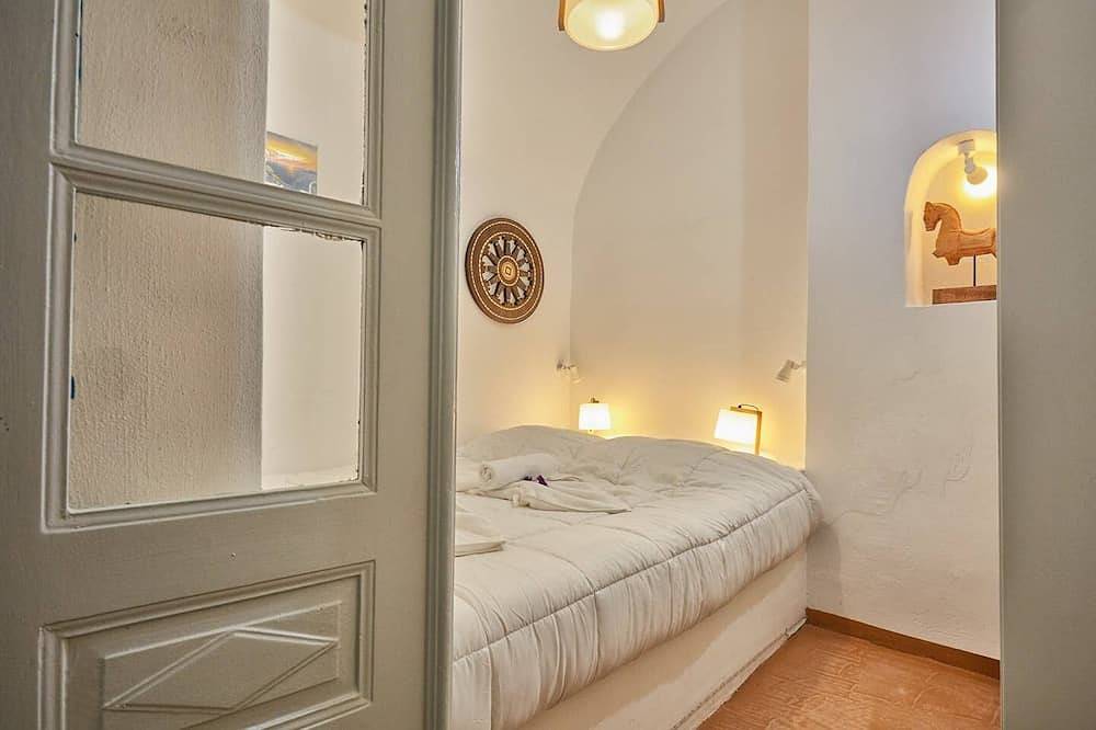Santorini-atesora villa de fresas tradicional in Emporio, Santorini