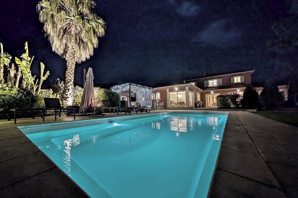 Chambre Cabanon de plage au coeur du Var, swimming pool and jacuzzi in Le Cannet-des-Maures, Draguignan region