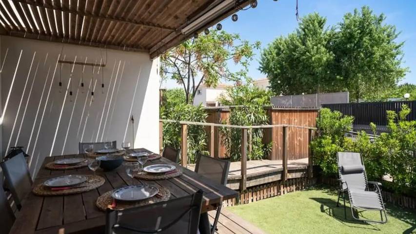 Gîte pour 7 personnes, avec Terrasse ainsi que Jardin et Piscine dans Plage de la Farinette