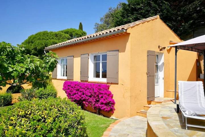 Maison de vacances pour 4 personnes, avec terrasse ainsi que jardin et piscine, animaux acceptés