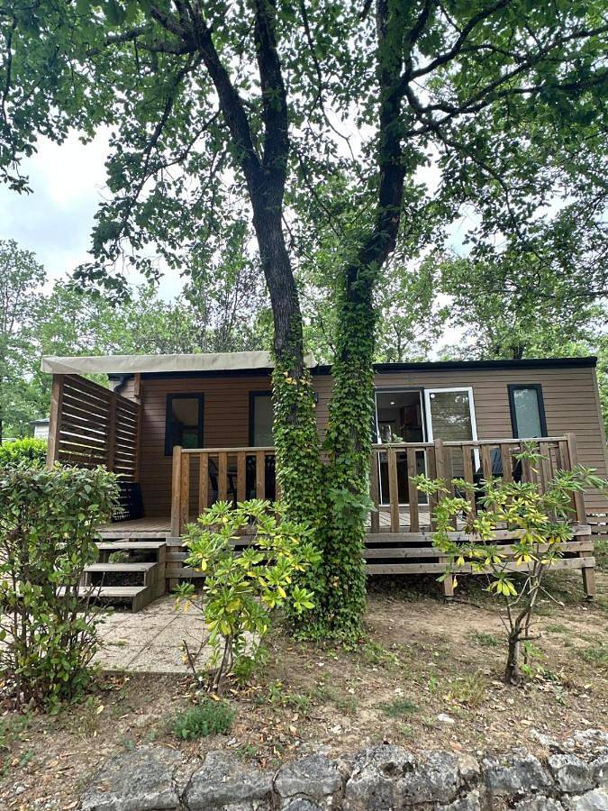 Camping pour 6 personnes, avec bassin pour enfant ainsi que terrasse et piscine