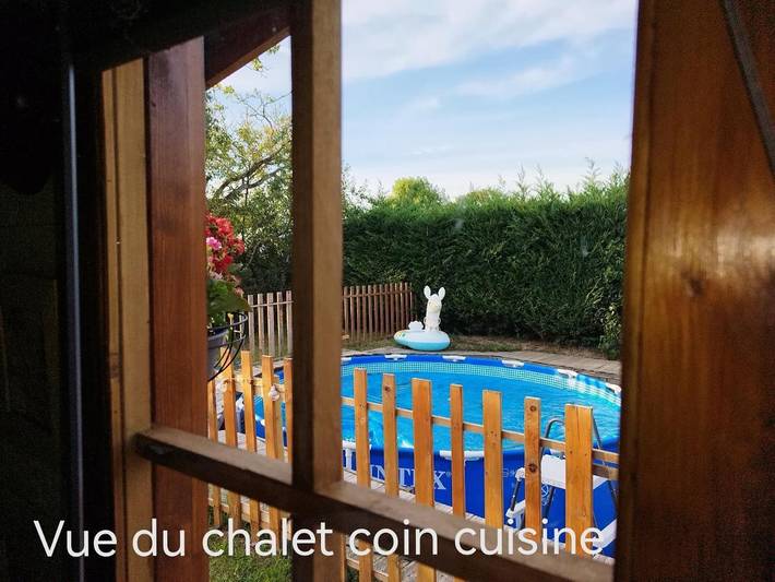 Gîte pour 2 personnes, avec vue ainsi que piscine et jardin, animaux acceptés à Férolles