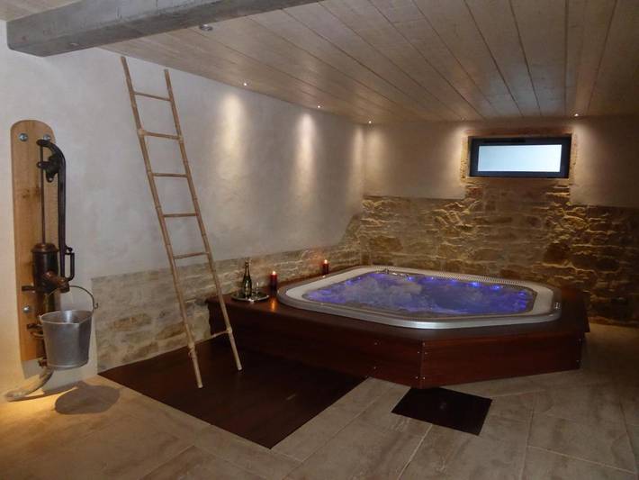 Location de vacances pour 2 personnes, avec piscine et sauna ainsi que jacuzzi et jardin à Chasselay