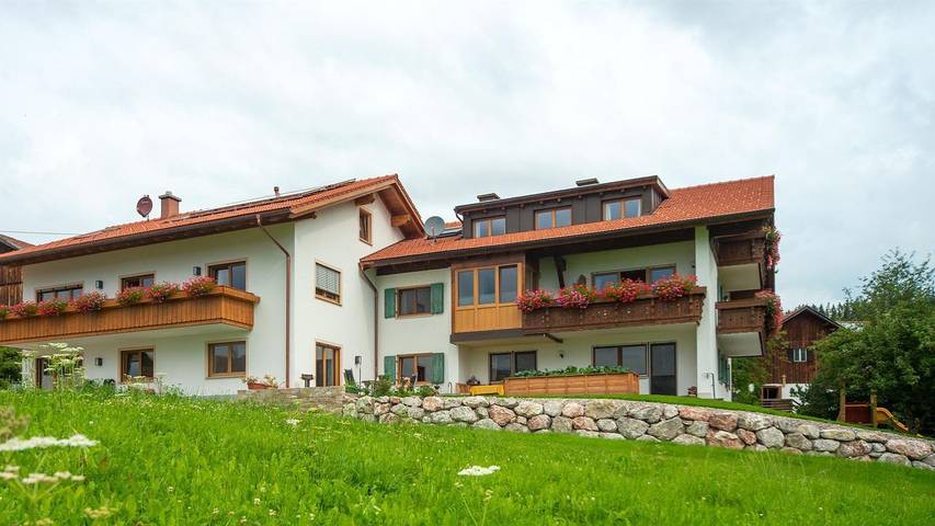 Ferienwohnung für 4 Personen, mit Sauna und Whirlpool sowie Balkon und Garten, kinderfreundlich in Hopferau