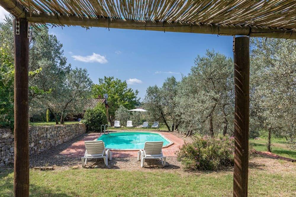 Im Erdgeschoss befinden sich zwei Schlafzimmer, ein Badezimmer mit Dusche und ein Badezimmer mit Wc. in Pieve A Presciano, Laterina Pergine Valdarno