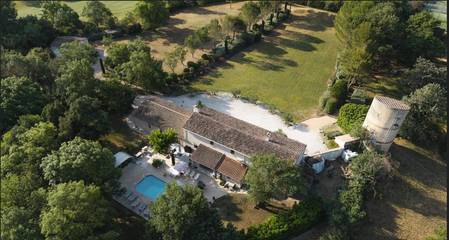 Maison d’hôte pour 4 personnes, avec jardin et terrasse ainsi que vue et piscine à Nans-les-Pins