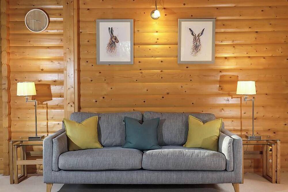 2 bedroom, 5 star, award winning Scandinavian Lodge (sleeps 4) in Hursley, South Downs