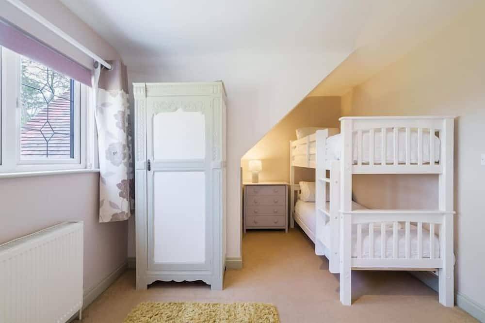 Grove Lodge -  a house that sleeps 13 guests in 5 bedrooms in Gosport, Hampshire