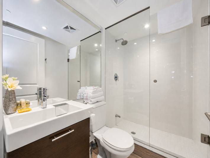 Apartamento vacacional entero, Tamaño familiar: 2 dormitorios, 2 baños, capacidad para 6 personas cerca de la enfermedad, estacionamiento disponible para niños, 3 televisores, Wifi in Toronto, Lago Ontario (Kanada)
