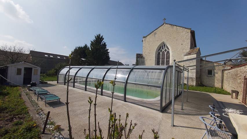 Gîte pour 2 personnes, avec piscine et terrasse ainsi que jardin et jacuzzi