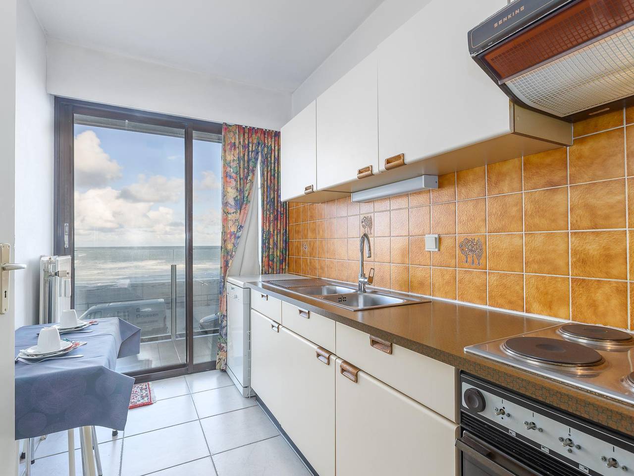 Entire apartment, Flat with frontal sea views and parking. in Middelkerke, Belgian Coast
