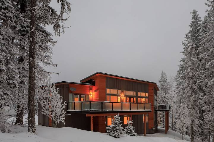Vacation rental for 10 people, with balcony and hot tub in Kicking Horse
