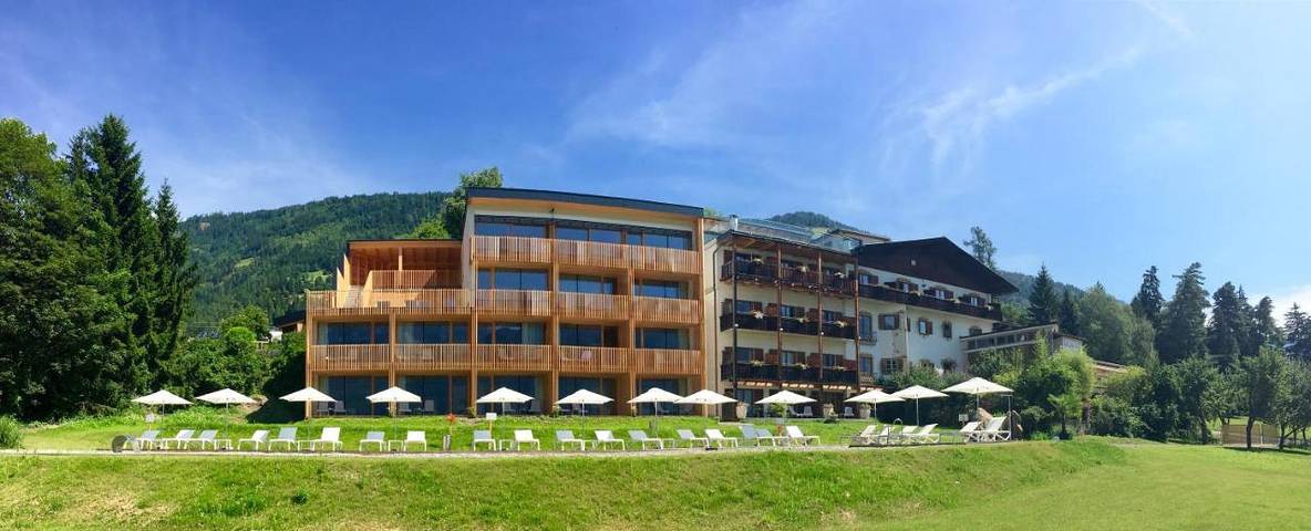 Hotel, mit Balkon und Terrasse sowie Garten und Pool