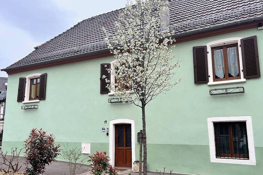 Entire apartment, Our holiday home is the perfect place for travelers looking for a comfortable and modern accommodation, located near main roads. You will feel at home in our fully renovated apartment, which can accommodate up to 4 people. in Soultz-Haut-Rhin, Parc naturel régional des Ballons des Vosges