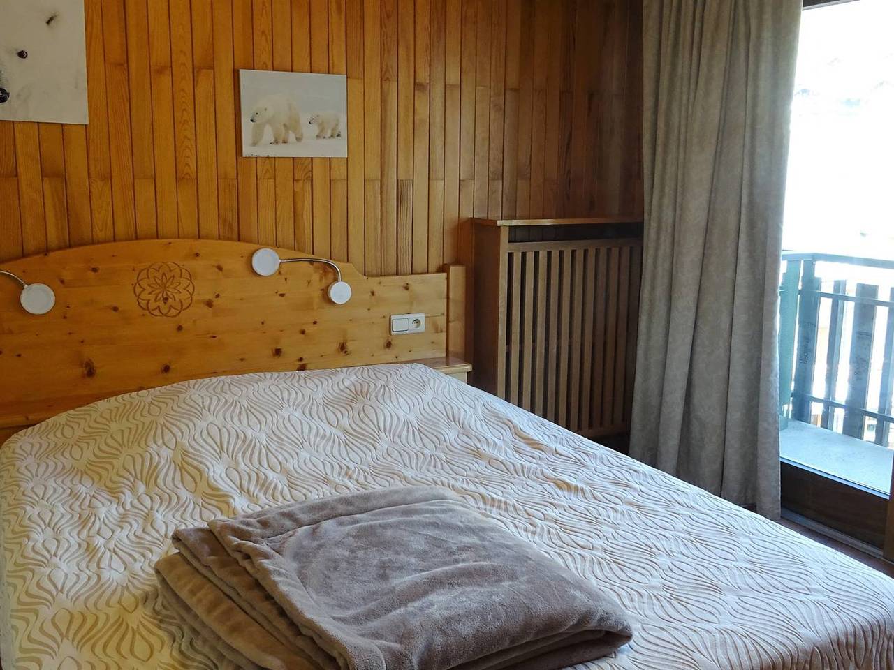 Entire apartment, Spacious 1-Bedroom Apartment for 4 - Central Les Gets, Wifi, Linens Included in Les Gets, Les Portes du Soleil