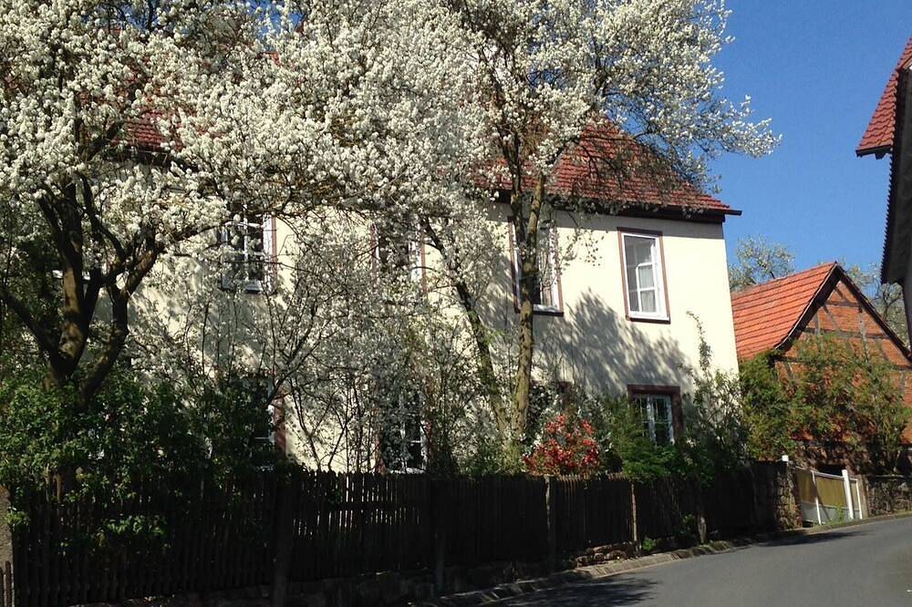 Loving, dreamy, old schoolhouse in vintage style - for a maximum of 10 people. in Wartmannsroth, Rhön-Bayern