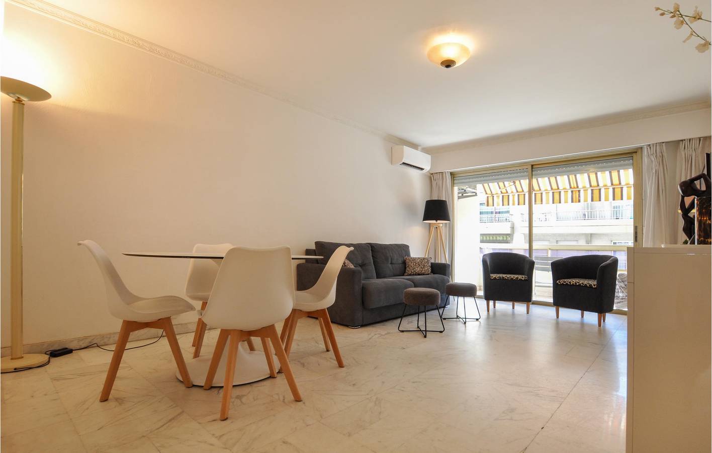 Appartement de vacances entier, Cool Terrace Retreat : 1,5 km de Handi plage in Cannes, Région de Cannes