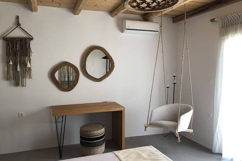 Modern villa with a stunning sea view and a swimming pool in Milos