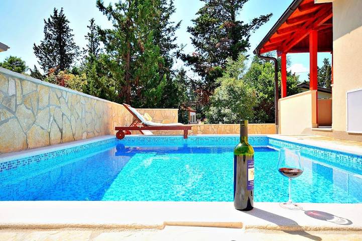 Familienfreundliche Villa mit Pool 3 Minuten vom Meer und Zentrum • Transfer in Vrboska, Hvar