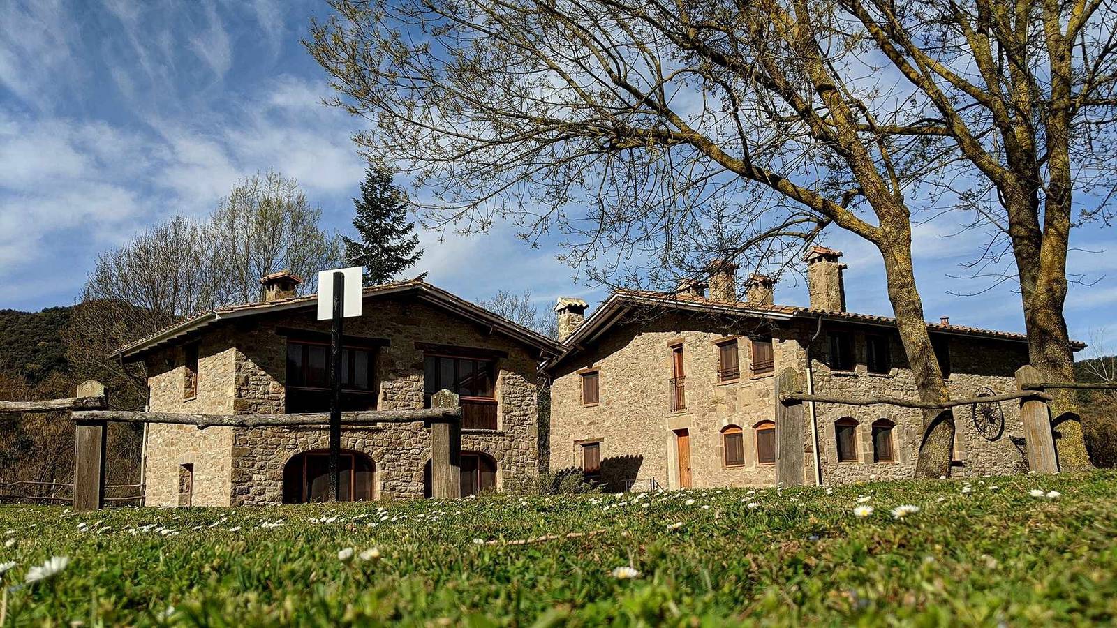 Entire apartment, Apartment 'Mas El Carrer - Groc' with Mountain View, Shared Pool and Wi-Fi in Santa Pau, Zona Volcanica de la Garrotxa Natural Park
