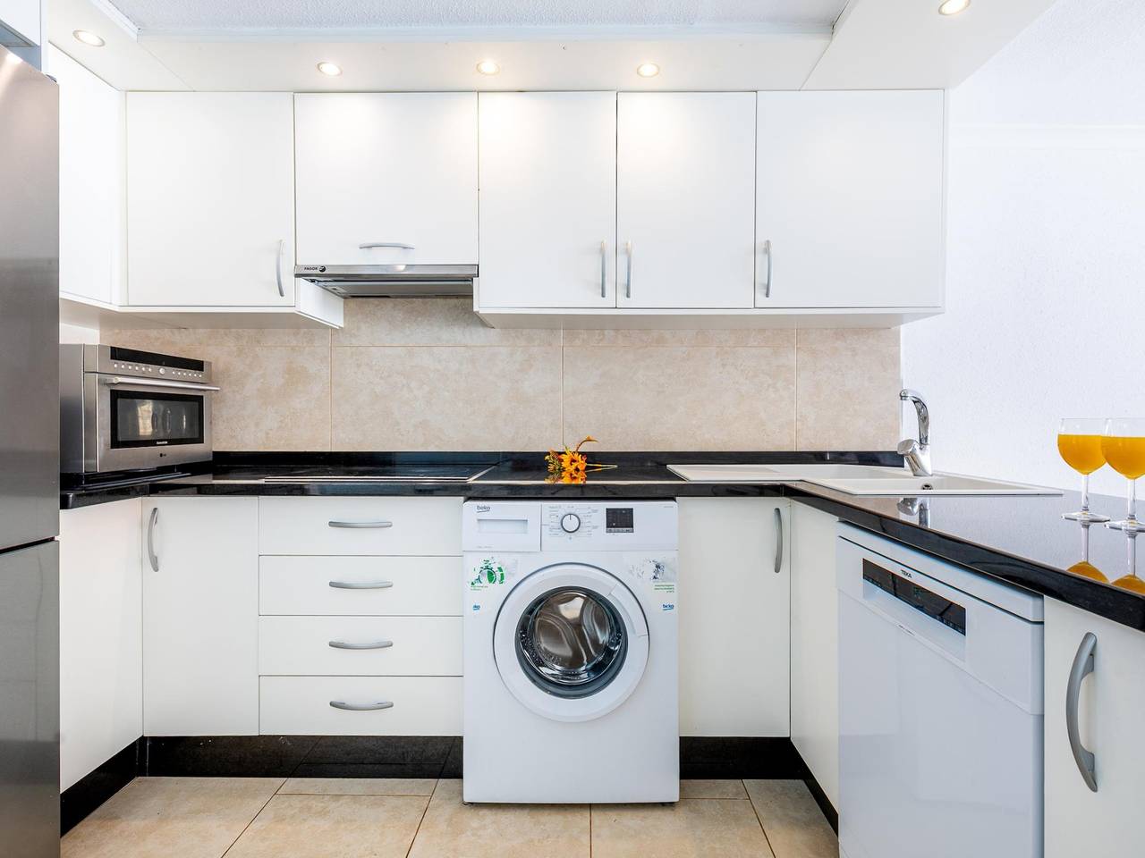 Entire holiday apartment, 196 Parque Santiago 2, big terrace, pool side in Playa de las Américas, Arona