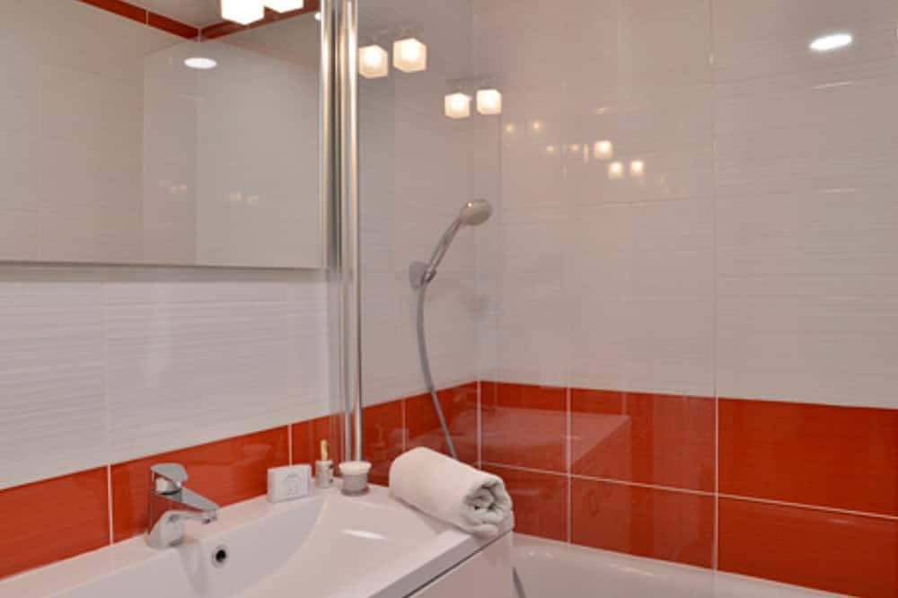 Entire apartment, Renovated Apartment · Near Slopes · Balcony · Pool Access · Pet Friendly in La Plagne, La Plagne-Tarentaise