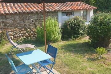 Gîte pour 2 personnes, avec jardin à Robiac-Rochessadoule