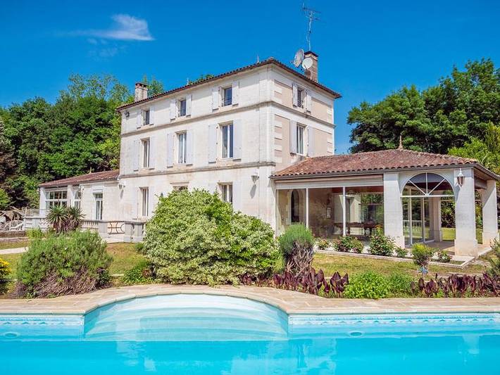 Chambre d’hôte pour 6 personnes, avec Terrasse ainsi que Jardin et Piscine dans Asnières-sur-Nouère