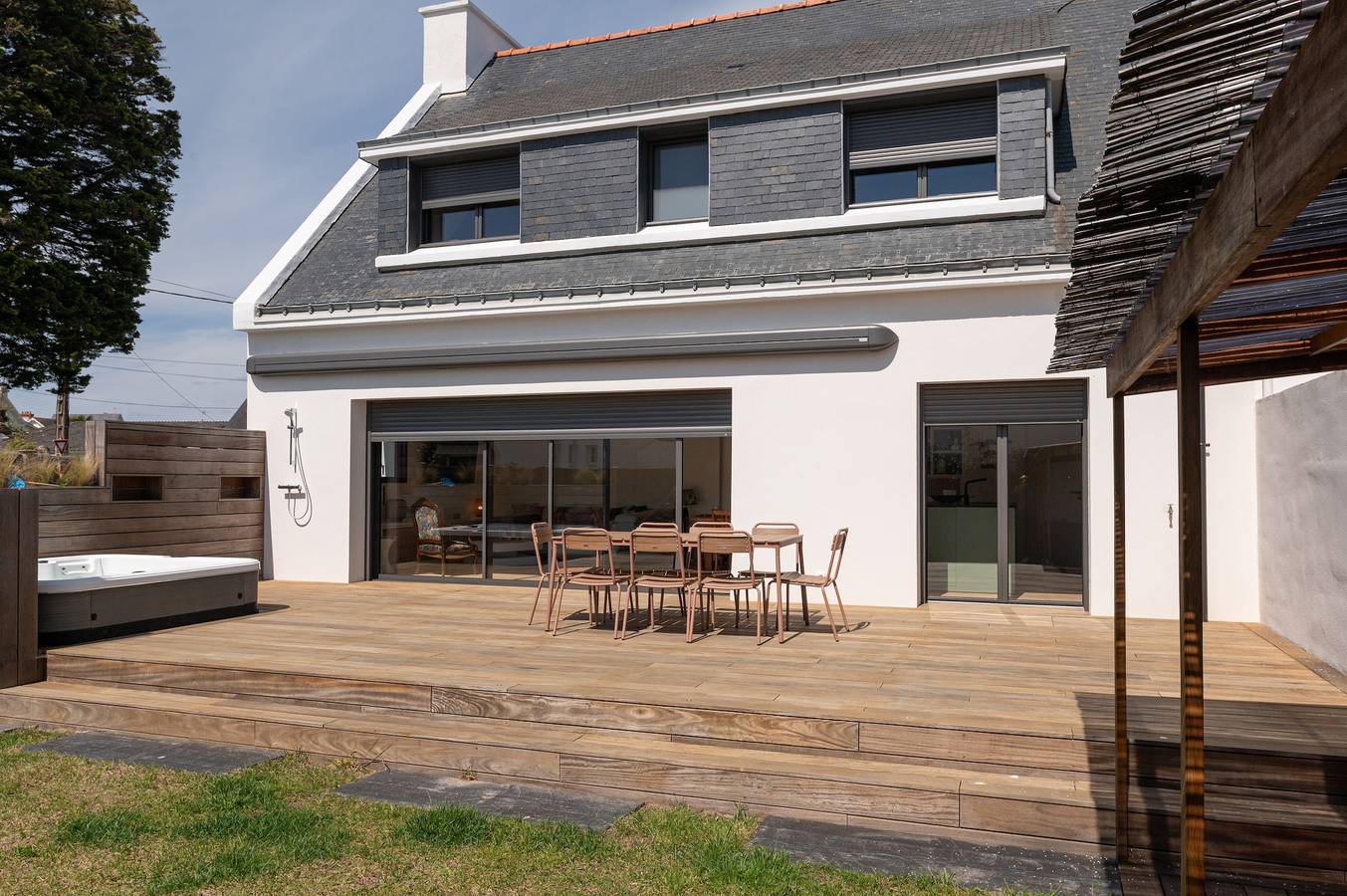 Maison Desmathi : terrasse avec jacuzzi, jardin, à Saint-Pierre-Quiberon in Saint-Pierre-Quiberon, Côte des Mégalithes