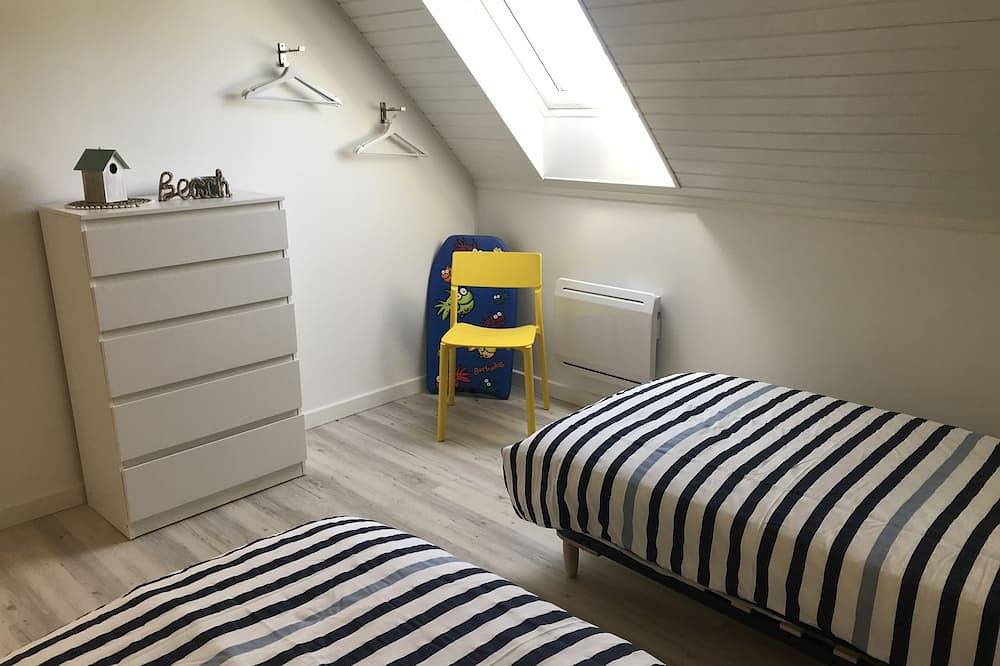 Beach house, at the foot of the dunes in Kerfissien, Cléder