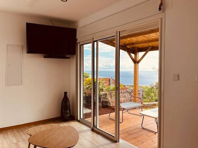 Location de vacances pour 4 personnes, avec piscine et jardin ainsi que vue et terrasse à Les Trois-Bassins - 4