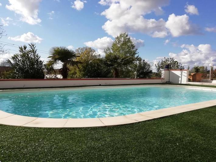 Gîte pour 4 personnes, avec bassin pour enfant et piscine ainsi que vue et jardin, animaux acceptés à Lagardelle-sur-Lèze