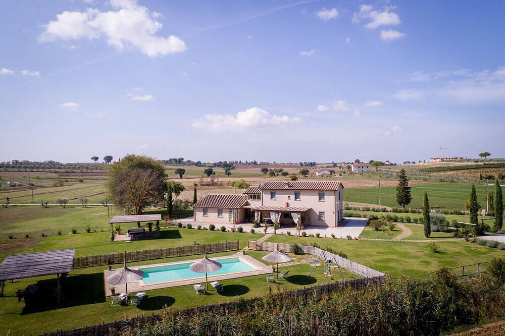 Rugantina- Large Tuscan countryhouse with private big pool and gardens, sleeps14 in Cortona, Arezzo Province