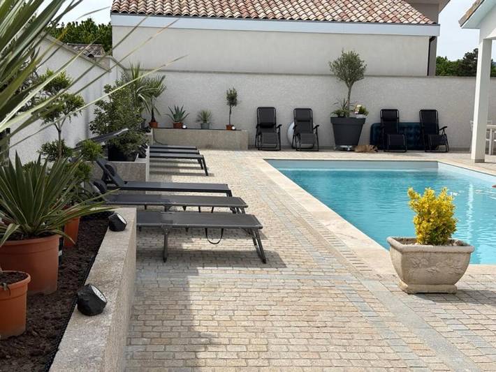 Location de vacances pour 6 personnes, avec jardin et bassin pour enfant ainsi que vue et piscine à Crêches-sur-Saône