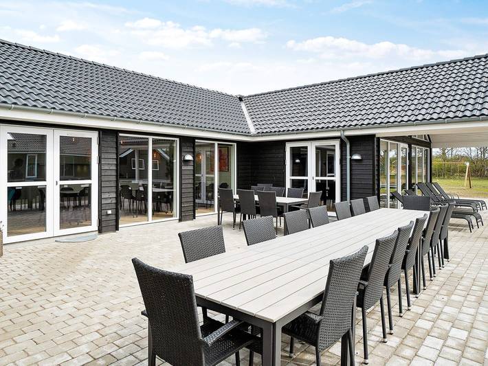 Ferienhaus für 24 Personen, mit Balkon und Whirlpool sowie Terrasse und Pool in Grenaa