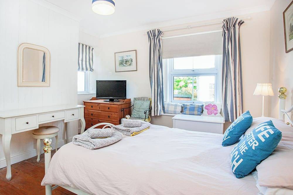 A beautiful and very spacious Cornish stone cottage with superb estuary views. in Polperro, Polruan