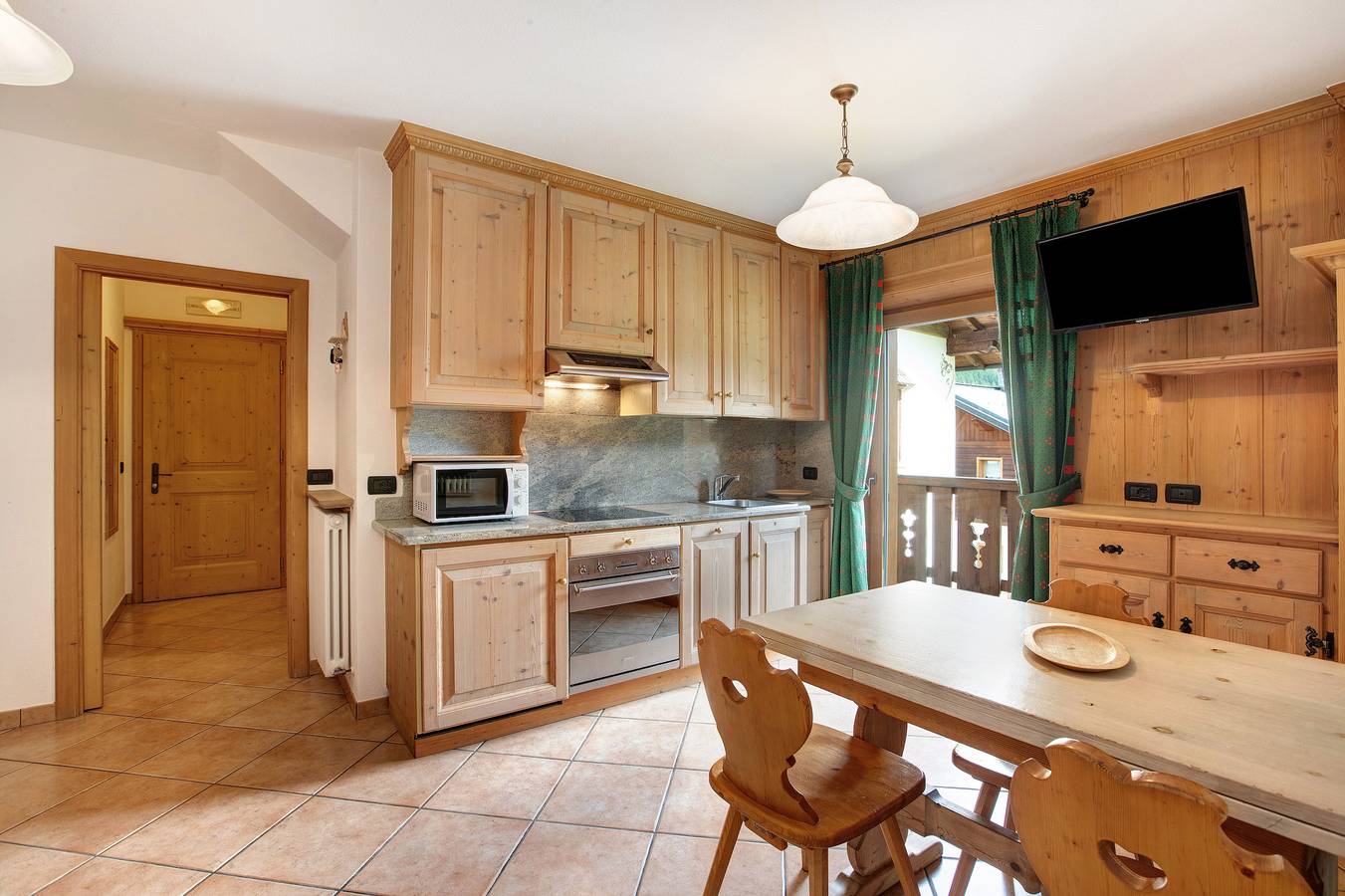 Hel lejlighed, Apartment "Larice Chalet Cambra" with Mountain View, Terrace & Garden in Livigno, Valtellina