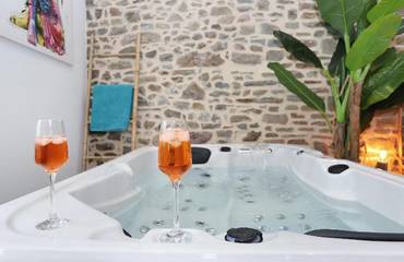 Gîte pour 3 personnes, avec jacuzzi à Fougères