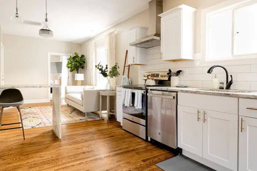 3 King Beds+ Walk the Street Car + Balcony in Kansas City, Missouri