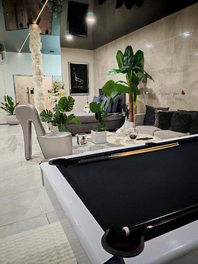 Gîte pour 2 personnes, avec jacuzzi et terrasse ainsi que piscine et sauna à Beaucroissant