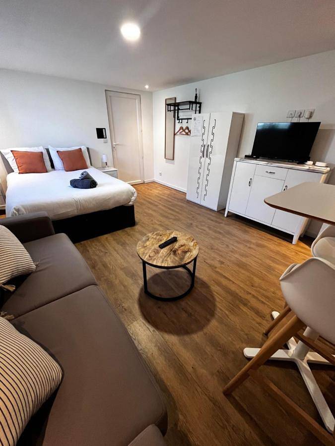 Appartement entier, Studio proche gare et Versailles 4 min à pied train vers Paris in Marly-le-Roi, Yvelines