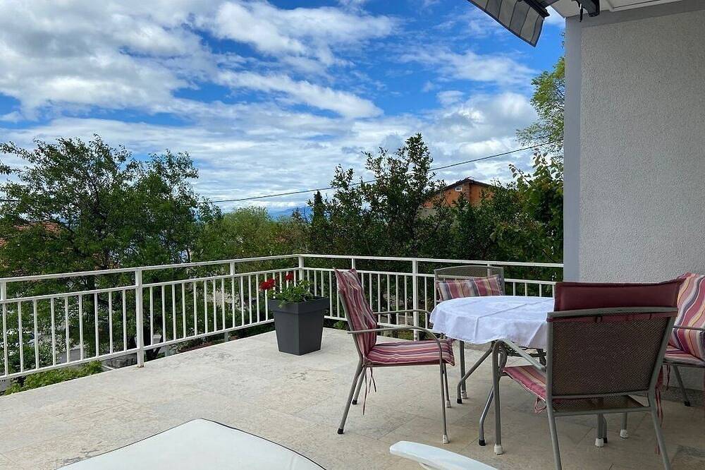 Entire apartment, Beautiful apartment in Dramalj with large terrace and sea view in Dramalj, Primorje-Gorski Kotar
