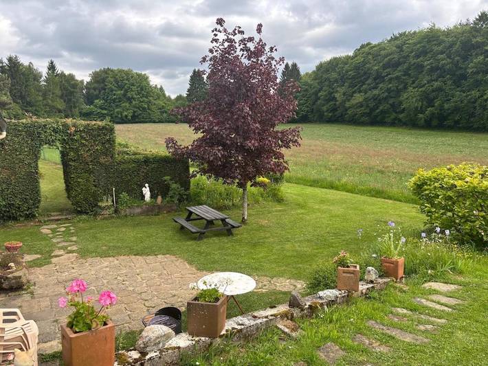 Location de vacances pour 8 personnes, avec piscine ainsi que vue et jardin à Bourg-Lastic