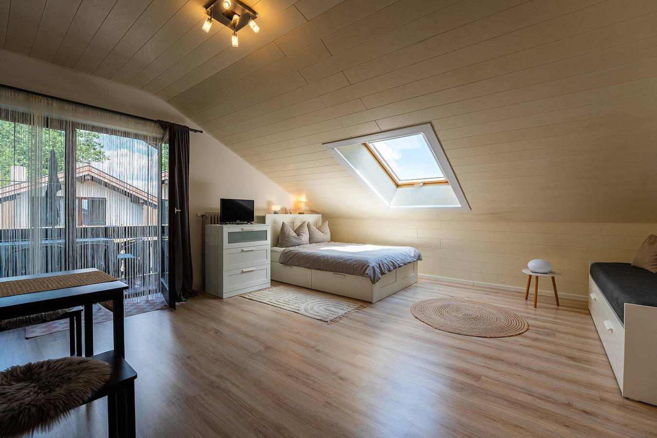 Ganzes Studio, Ferienwohnung 'Kampenwand' mit Bergblick, Balkon und Wi-Fi in Bad Endorf, Chiemsee
